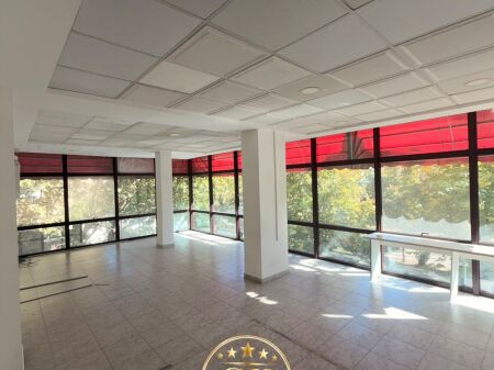 AMBIENTE COMMERCIALE IN AFFITTO PALAZZO DELLO SPORT DURRËS