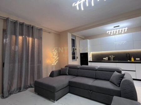 Jepet me qira apartament 1+1 modern, në zonën e Plazhit