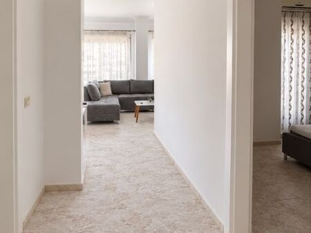 Rruga e Kavajes, jepet me qera apartament 1+1.