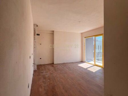 VENDIAMO APPARTAMENTO 2+1 + POSTO AUTO VICINO A QTU-UNIVERS CITY (CONSEGNATO ARREDATO)
