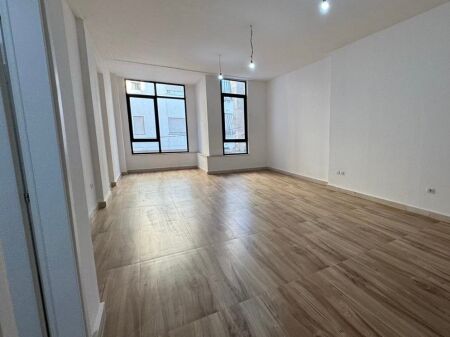 Negozio in affitto 72m2 in Via Durazzo