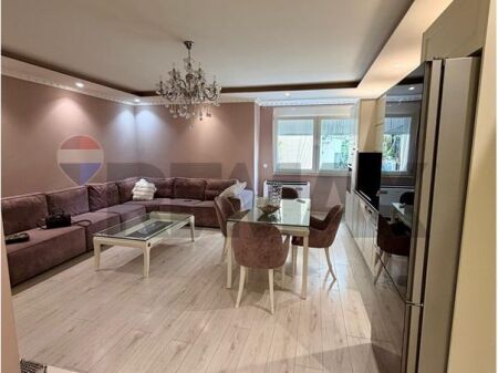 Apartament 3+1+2 Per Qira Tek Komuna e Parsit!