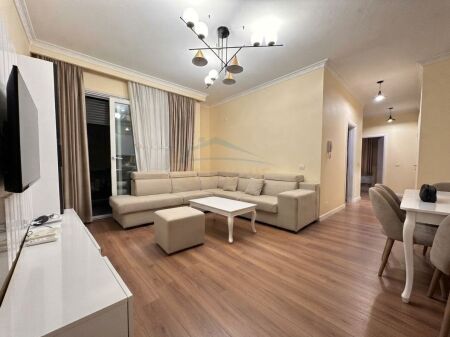 Qera, Apartament 2+1+2+ Post parkimi , Rruga 5 Maji, Tirane