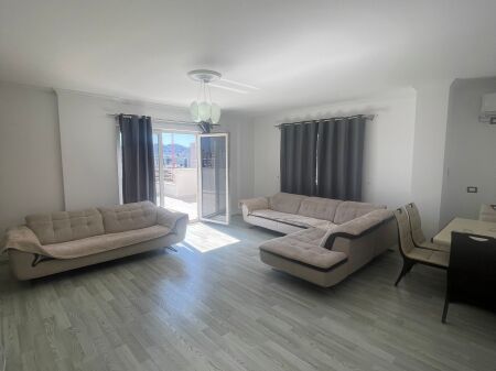 Jepet me qera apartament 1+1 me verande te Pazari Ri