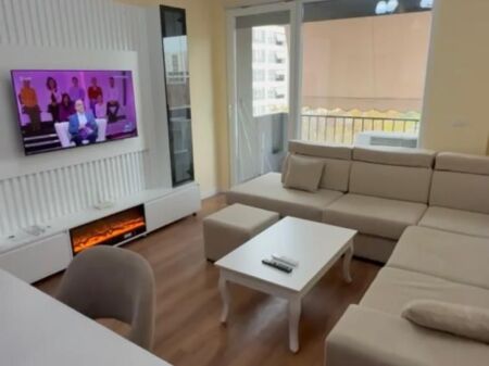 Rruga 5 Maji jepet me qera apartament 2+1+2,i mobiluar 80,000Leke   