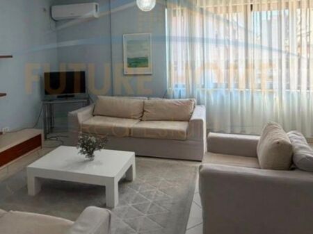 Shitet, Apartament 2+1+2, Rruga e Barrikadave, Tiranë.