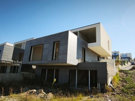 🏡 SHITET VILË PREMIUM | LAKESIDE RESIDENCE – FARKË