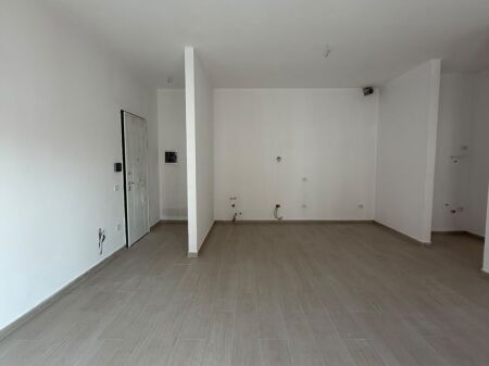 Jepet apartament 2+1+2+2 Ballkone+Post Parkimi me qira tek Kompleksi Delijorgji , Rruga e Kavajes .