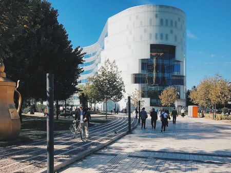 Selling a super 2+1+2 apartment in the center of Tirana