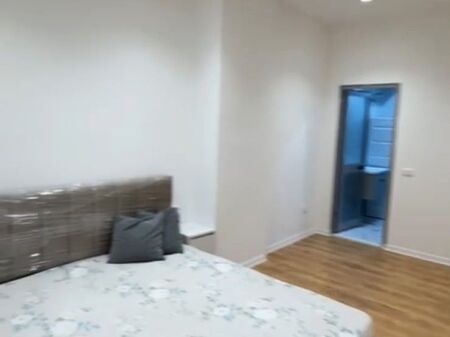 Ne zonen e Rr.Barrikadave jepet me qera garsoniere 35m2,e mobiluar.55,000 Leke      
