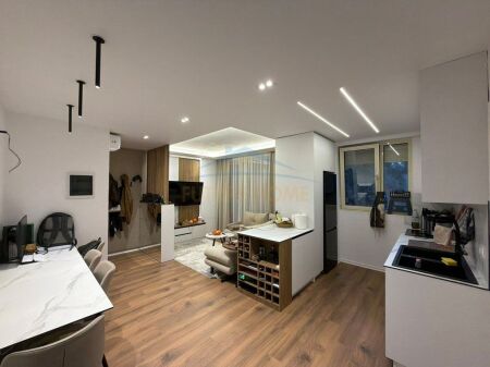 Shitet, Apartament 2+1 + Post Parkimi + Njesi Sherbimi, Kompleksi Tom Doshi, Tirane.