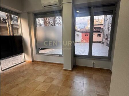 Ambient komercial me qira në Rrugën Fortuzi!