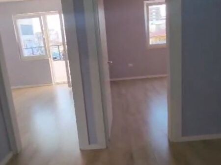 Shitet apartament 2+1 2 minuta nga Pazari i Ri