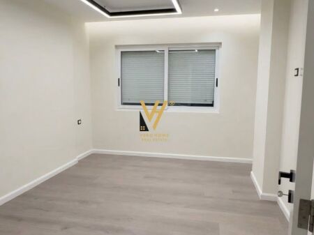 VENDESI APPARTAMENTO 1+1+BLK A KIKA 1, COMUNE DI PARIGI 180.000 EURO