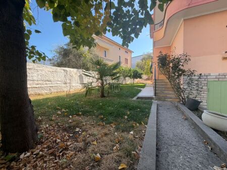 Villa su tre piani in affitto presso Kodra e Priftit