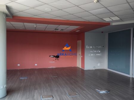 LOCALE COMMERCIALE IN AFFITTO 230 M2 "VIA KAVAJES, DI FRONTE AL PALAZZO CON LA FRECCIA" 2600000 LEKE