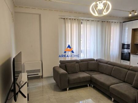 JEPET ME QERA APARTAMENT 2+1+BALLKON " RRUGA 5 MAJ, PERBALL EMERALD CENTER" 70.000 LEKE
