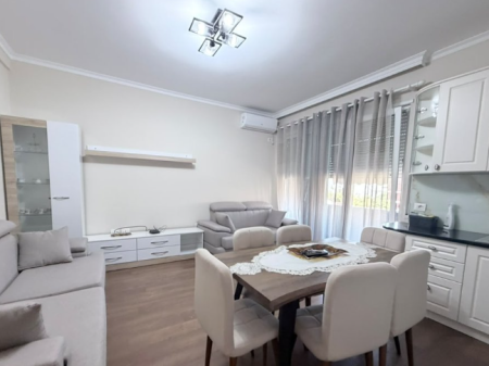 Apartament 2+1 Me Qira në Komunën e Parisit, Tiranë !