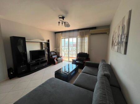 Apartament 2+1+2 per shitje te Materniteti I Ri