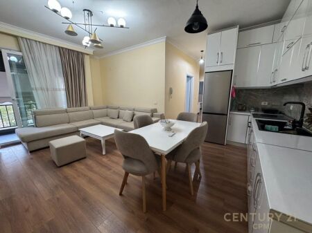 Apartament 2+1 + post parkimi me qira tek rruga 5 maj!