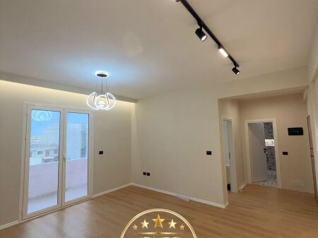 SHITET APARTAMENT 2+1 I SAPO RESTAURUAR URA DAJLANIT PLAZH DURRES