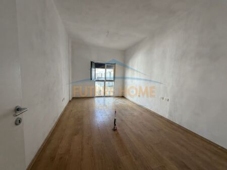 Shitet, Apartament 2+1+2, Porta e Re, Sauk.