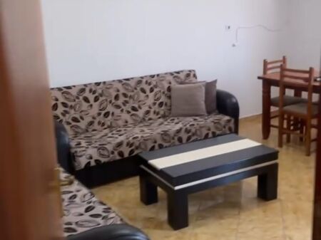 Jepet me qira apartament 1+1   Vendndodhja: Rruga e Dibrës, përballë Komisariatit Nr. 4 Çmimi: 400 mijë lek/muaj