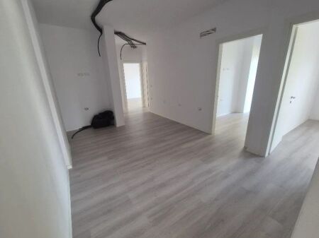 Jepet ambient biznesi me qira tek Univers City, Qtu .