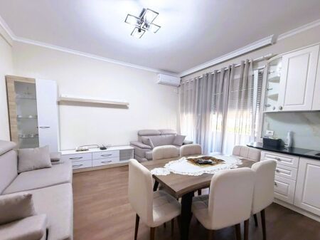 Apartament 2+1 Me Qira në Komunën e Parisit, Tiranë !