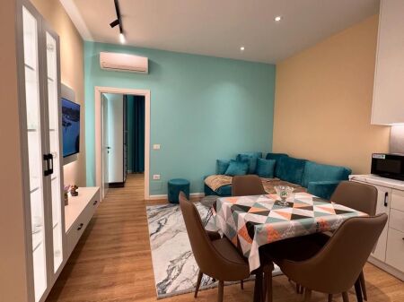 Apartament modern me dy dhoma gjumi për qira Lungomare Vlora