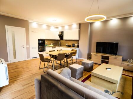 🏡 APARTAMENT MODERN 2+1+2 ME QIRA – QENDËR