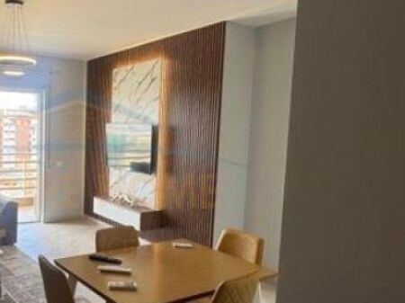 Shitet, Apartament 1+1, Rruga 5 Maji, Tirane.