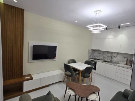 Jepet me qera Apartamenti 1+1, Univers City prane QTU / 450  mije leke te vjetra