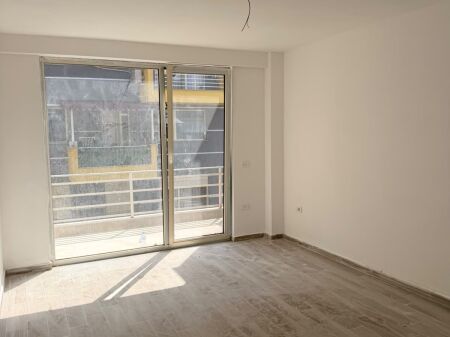 Shitet apartament 1+1+post ne Shkoze