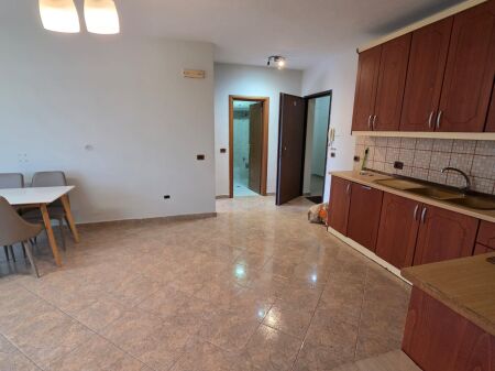 Shitet apartament  2+1 bosh kati 7 pallat i ri me 2 ashensor 85 m2.Adresa 21 dhjetori.Cmimi 235.000 euro