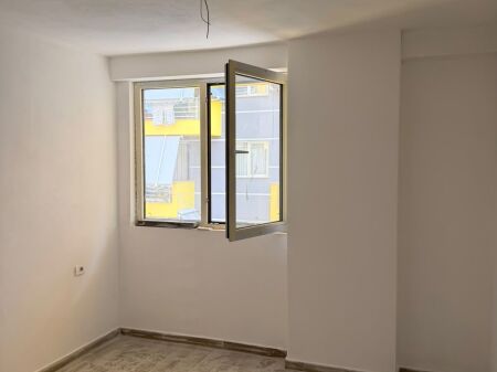 Shitet 1+1 plu garazh,Shkozë
