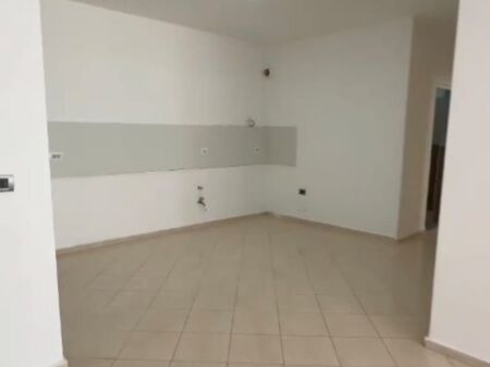 Shitet apartament 2+1 ne Astir , prane Bar Bohem , Unaza e re , Yzberisht .   