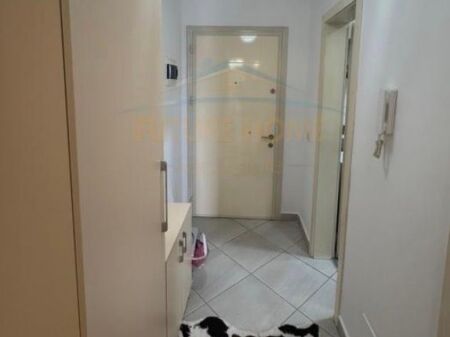 Shitet, Apartament 1+1, Rruga 5 Maji, Tirane.