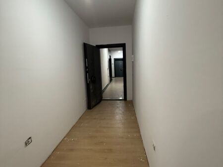 Si offre spazio per ufficio in affitto presso il Complesso Ndregjoni, Nuovo Viale, Via Jordan Misja.