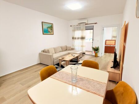 JEPET ME QERA APARTAMENT 2+1 PRANE STACIONIT TE TRENIT, DURRES