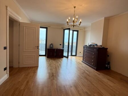 APARTAMENT 2+1 ME VERANDË PËR SHITJE – RRUGA E DIBRËS, TIRANË