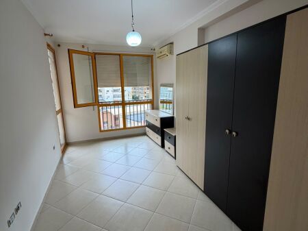 Jepet apartament 3+1+2 per zyre me qira tek Komuna e Parisit .
