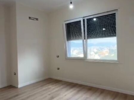 Shitet apartament 1+1 tek Rezidenca Henke , prane Spitalit Amerikan 3 , Yzberisht , Misto Mame , Pallati me Shigjeta , Astir , Unaza e Re .