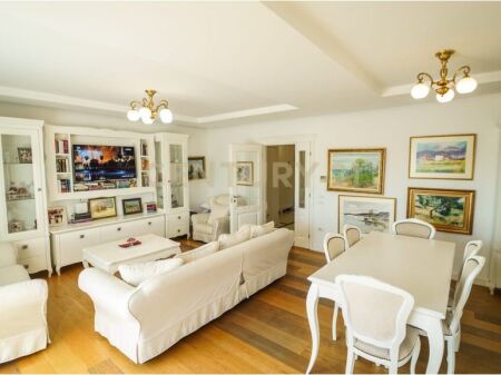 OKAZION! Shitet apartament 4+1+3 tualete dhe 2 poste parkimi- LIQENI ARTIFICIAL
