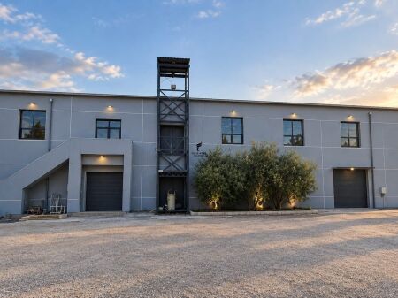 WAREHOUSES FOR RENT 540 M2 MISTO MAME 200,000 LEKE  FH-96885