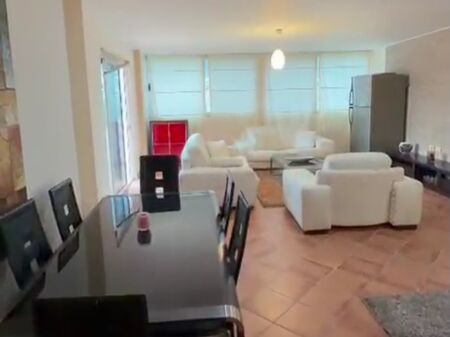 Shitet apartament 2+1+Verande tek Materniteti i Ri ,Brylli .