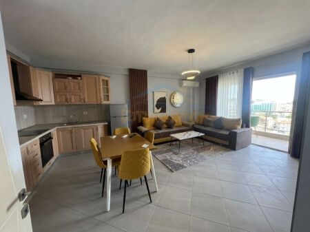 Shitet, Apartament 1+1, Rruga 5 Maji, Tirane.