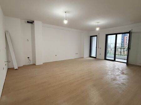 Jepet apartament per zyre+post parkimi me qira tek Kompleksi Ndregjoni , Bulevardi i Ri , Rruga Jordan Misja , Ish Stacioni i Trenit .
