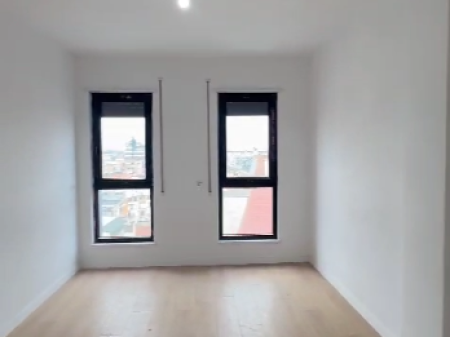Shitet apartament 3+1 te Komuna e Parisit