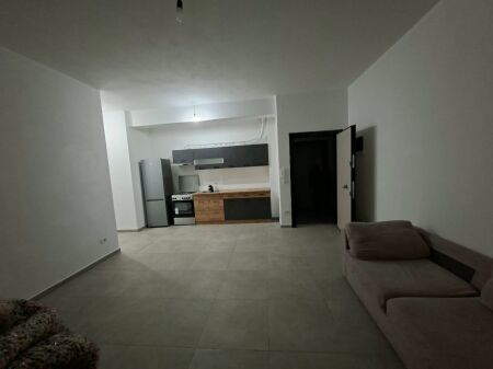 Apartament me qera 2+1 5 Maj, prane rrethrrotullimit - 450 mije leke